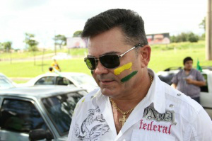 Carreata de apoio aos caminhoneiros vira ato pelo impeachment de Dilma Empresário critica Governo federal por aumento de impostos e multar caminhoneiros (Foto: Marcos Ermínio)