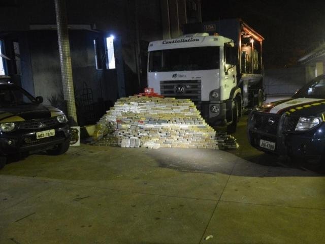 Tabletes de cocaína em frente a caminhão (Foto: PRF/Divulgação)