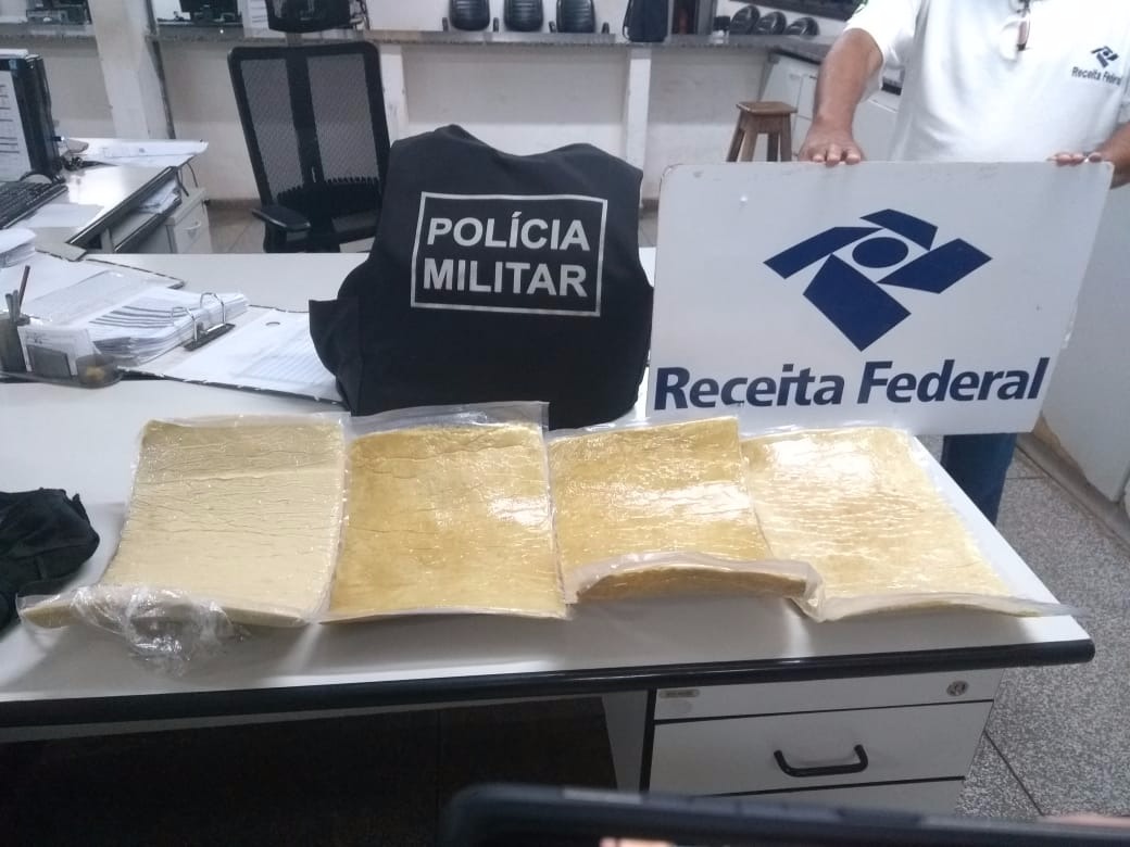 Brasileira e boliviana são presas ao entrar no Brasil com 8,2 kg de cocaína em táxis Divulgação