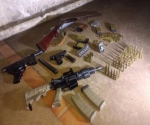 Fuzil, submetralhadora e outras armas apreendidas em Campo Grande - Divulgação/ Batalhão de Choque