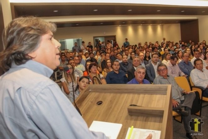 Prefeitos e ex-prefeitos se unem e fundam a Aprefex-MS O presidente da Assomasul, Pedro Caravina, discursa em evento (Foto: Edson Ribeiro)