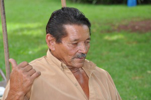 Moradores pedem a ampliação do horário de abertura da Ary Coelho Fotógrafo que trabalha na praça há 41 anos disse que horário atual o atrapalha na venda de fotos 3x4. (Foto: Marcelo Calazans)