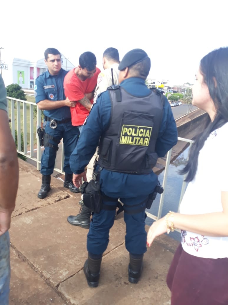 Policiais militares salvam rapaz pendurado em pontilhão em Campo Grande