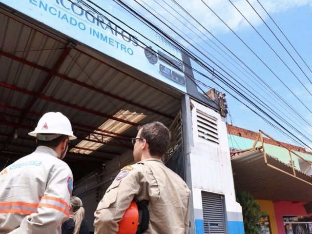 Homem tenta consertar placa de sua empresa e sofre descarga elétrica (Foto: Henrique Kawaminami)