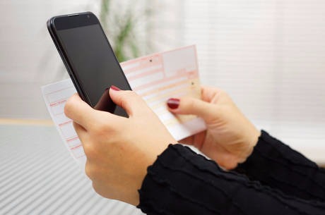 Mesmo com crise, brasileiros trocam celular de crédito por conta Troca para conta tem sido motivada por franquia de internet
Thinkstock