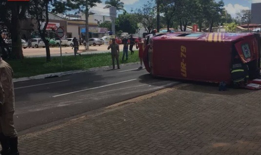 Ambulância dos bombeiros tomba em MS após ser atingida por carro e 4 são socorridos G1/MS