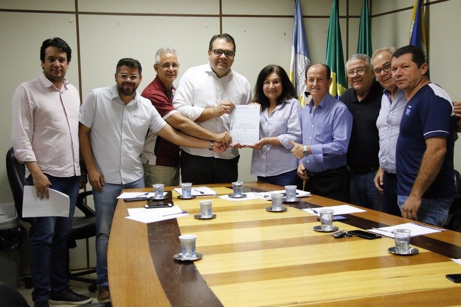Prefeita Délia entrega na Câmara proposta orçamentária no valor de R$ 1,1 bilhão para 2020 Vereadores e prefeita Délia durante entrega da proposta orçamentária de 2020 na Câmara (Foto: Filipe Prado)