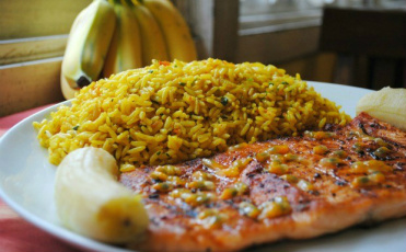 Salmão grelhado com molho de maracujá e banana assada na brasa (Foto: Divulgação)