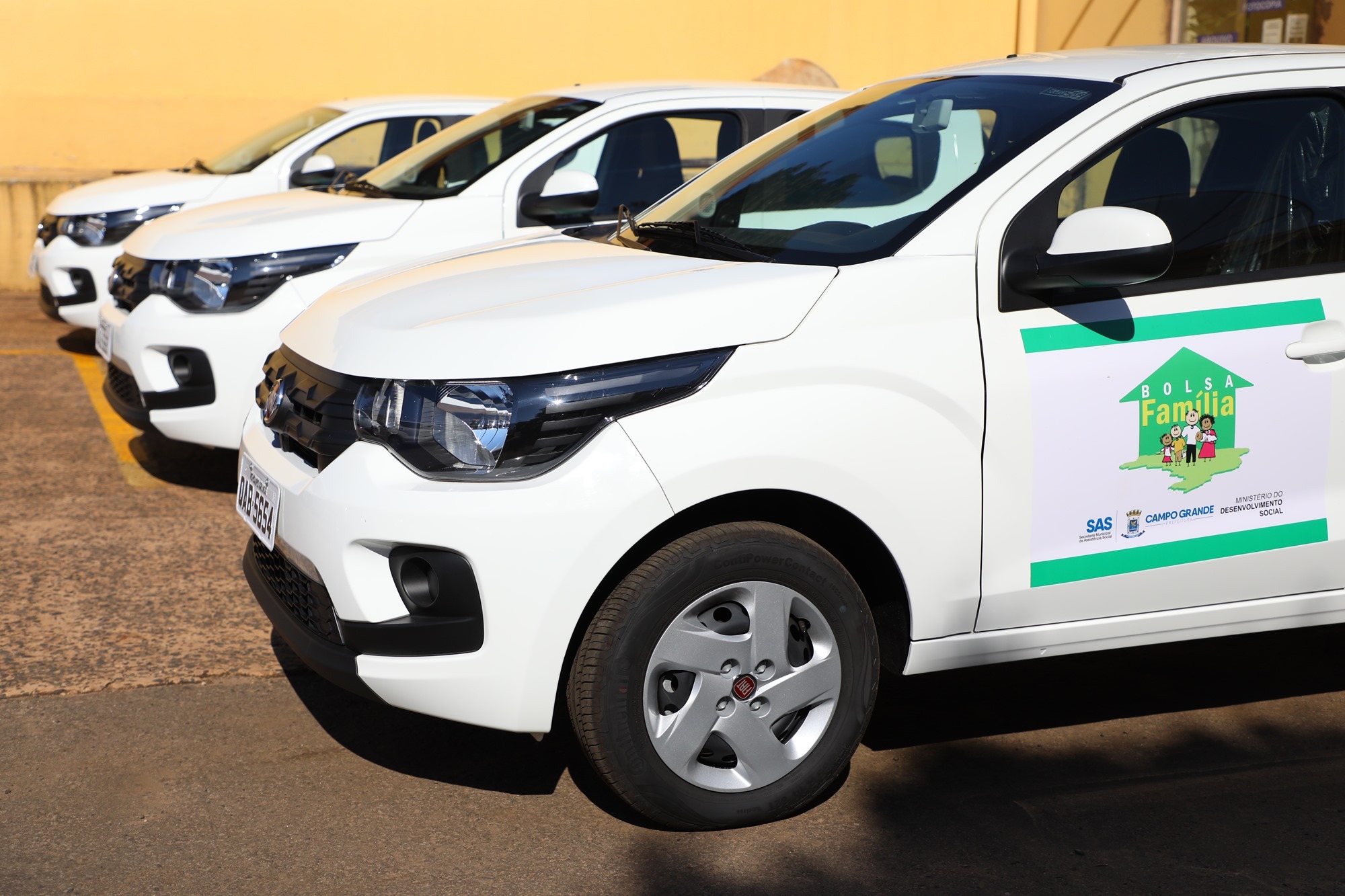 Prefeitura entrega sete veículos para atender a assistência social