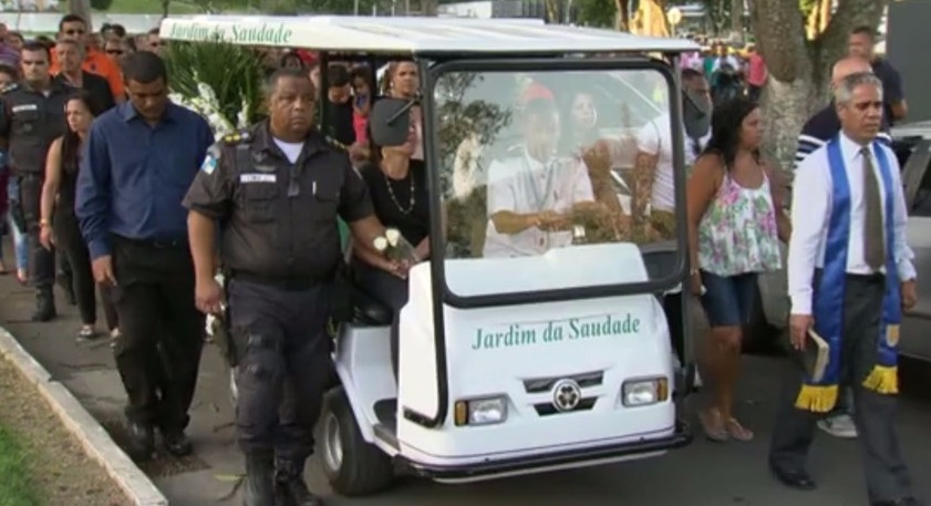 Policial assassinado é enterrado em Sulacap, Zona Oeste (Foto: Reprodução/TV Globo)