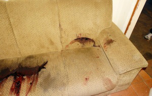 Os dois foram encontrados mortos no sofá (Foto: Coxim Agora).