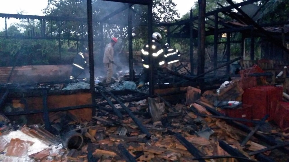 Casa destruída por incêndio em Campo Grande (Foto: Osvaldo Nóbrega)