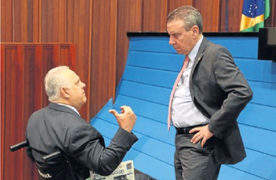 Relator da CPI, Kayatt conversa com presidente, Paulo Corrêa, sobre relatório das investigações - Foto: Victor Chileno/ALMS