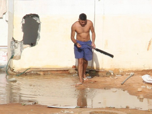 Após revista, presos são flagrados com armas brancas e celulares no RN Presos são flagrados com armas brancas e celulares em Alcaçuz (Foto: José Aldenir)