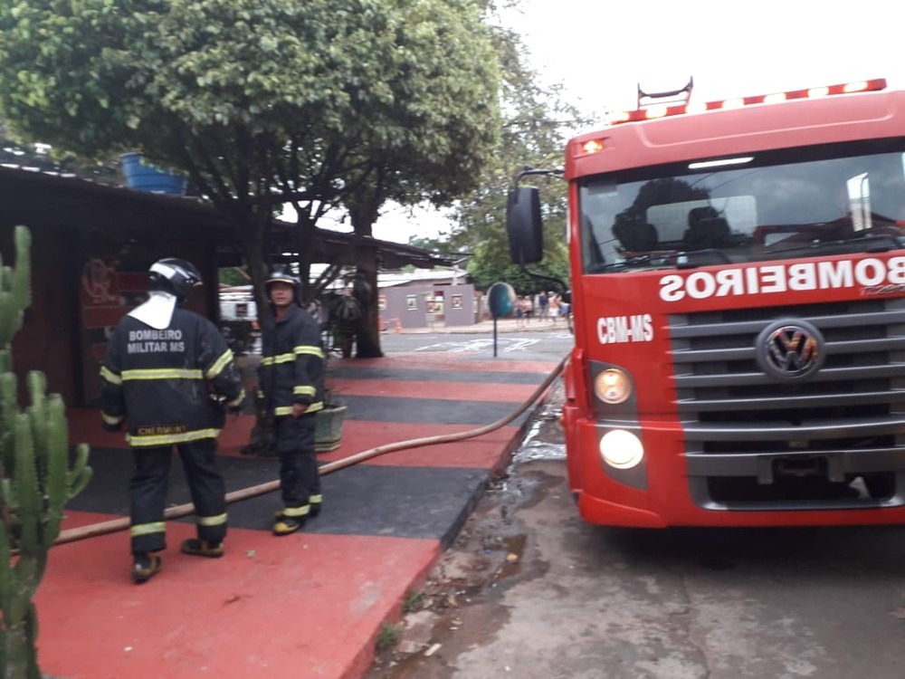 'Bar do Flamengo' é destruído por fogo na madrugada Osvaldo Nóbrega/TV Morena