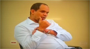 O repórter da Globo entrevista Valfrido, que diz que 