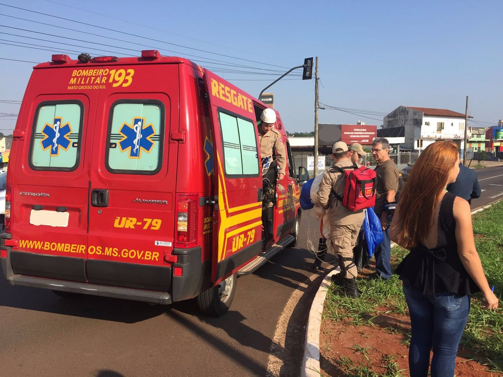 Paraquedista cai em cruzamento e é atropelado por carro de luxo em Campo Grande (Foto: Graziela Rezende)