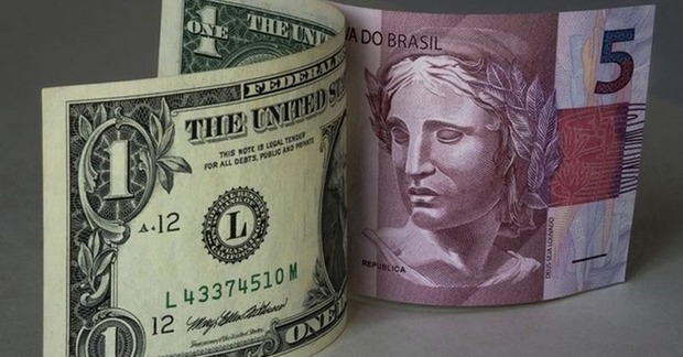 Após renovar recorde na véspera, dólar opera em alta e vai a R$ 4,38 Após renovar recorde na véspera, dólar opera em alta e vai a R$ 4,38