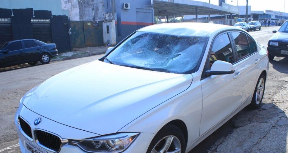 Vidro do veículo ficou danificado por causa da queda do militar (Foto: Marina Pacheco)
