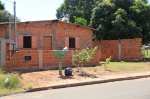 Mulher foi morta a tiros pelo marido ao pedir ajuda em casa na Rua Abrão Anache. (Foto: Marcos Ermínio)