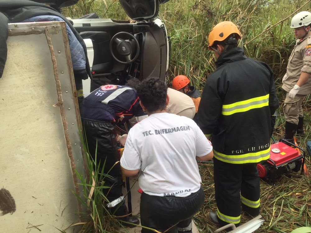 Passageiro fica preso às ferragens após caminhão aquaplanar e tombar na BR-262 Equipes levaram 20 minutos para retirar vítima de dentro do veículo (Foto: Dyego Queiroz)