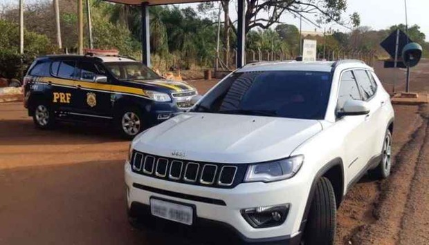 Casal é preso transportando 40 kg de cocaína em carro de luxo Casal é preso transportando 40 kg de cocaína em carro de luxo
