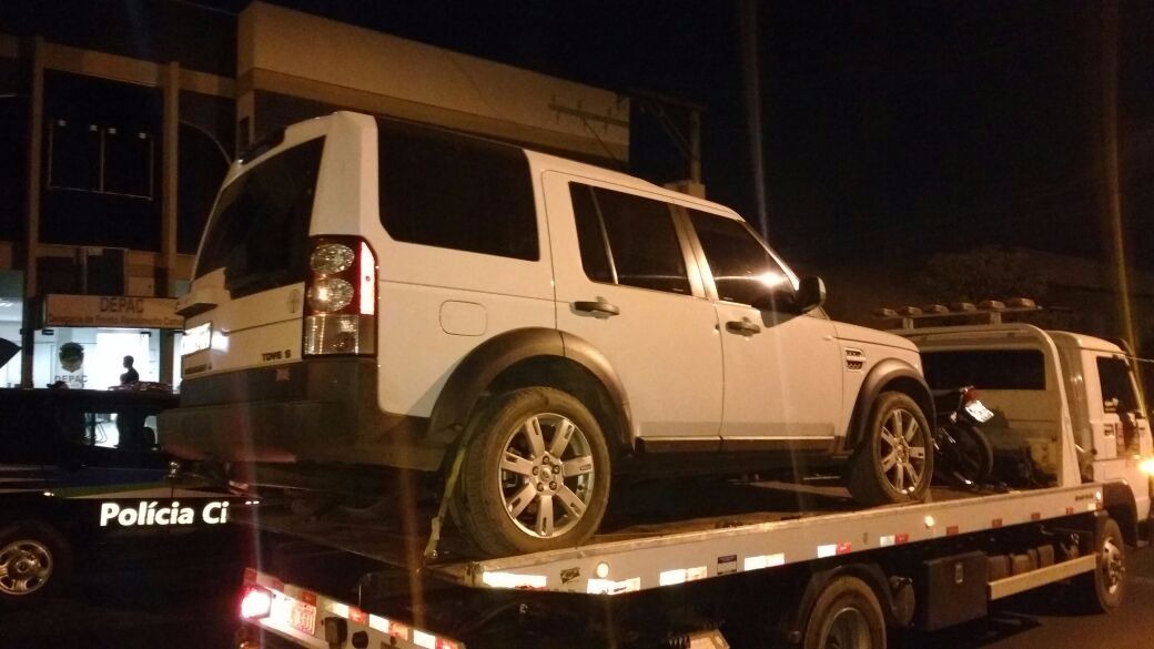 Ladrão morre em confronto com a PM após roubar caminhonete em posto de combustíveis Caminhonete Land Rover recuperada