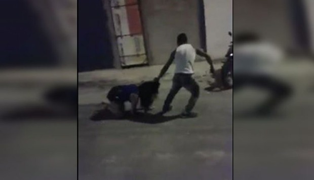 Homem é flagrado por policiais espancando e estrangulando esposa na rua