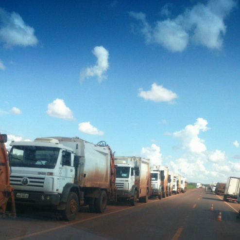 Caminhões estão presos na rodovia que da acesso ao aterro sanitário de Dourados.
Foto ValdeirAzevedo