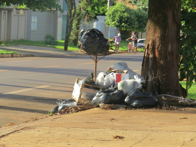 Lixo se acumula nas calçadas de Dourados por conta da não coleta nesta segunda - Foto: Rodrigo Bossolani