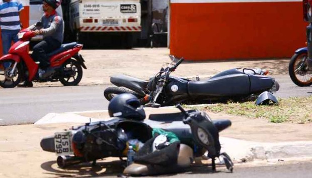 Motoqueiro fica inconsciente após colisão entre motos (Marcos Ermínio/Midiamax)