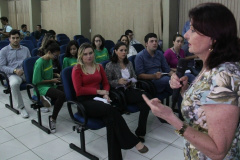 Secretária de Educação, Maria Cecília, fala aos jornalistas sobre o novo projeto pedagógico implantado em cinco municípios
