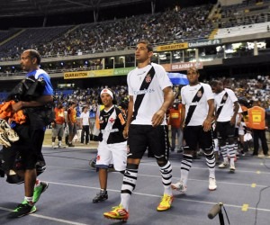 Vasco sofre com punição no tribunal, mas tem mês redentor em campo O técnico Milton Mendes pede apenas que a equipe tenha mais atenção no início dos jogos, uma vez que já sofreu quatro gols antes dos 10 minutos nesta competição. - Divulgação