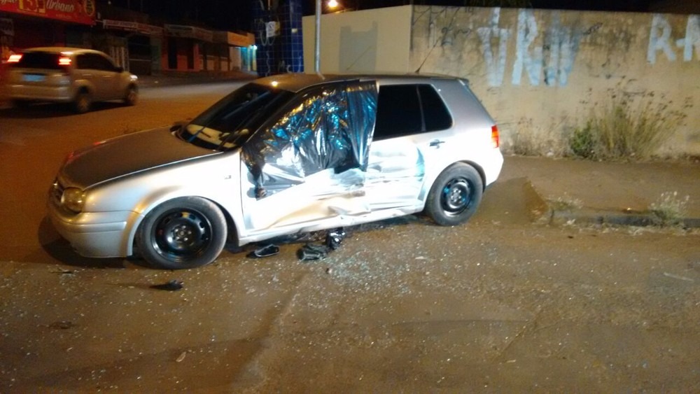 Ladrão morre em confronto com a PM após roubar caminhonete em posto de combustíveis Carro atingido por assaltantes em fuga, em Campo Grande