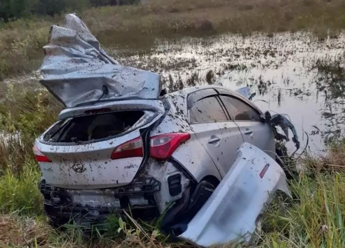 Motorista e passageiro ficam feridos depois de atingirem cavalo em rodovia