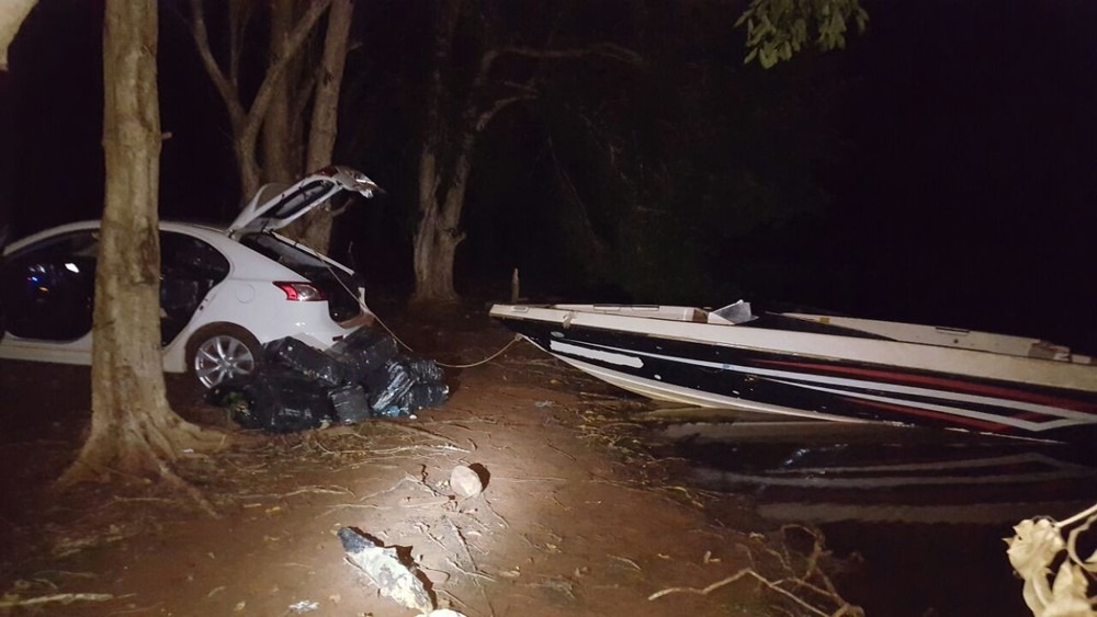Barco e carro foram apreendidos pela polícia (Foto: PF/Divulgação)