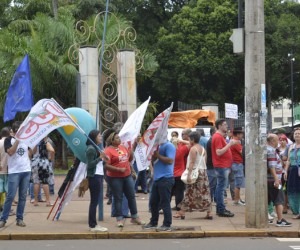 Manifestantes na Praça Ary Coelho, em Campo Grande - Foto: Paulo Ribas/Correio do Estado
