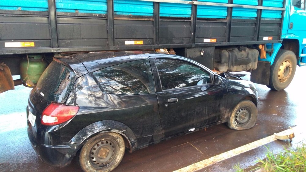 Carro ficou preso debaixo de caminhão e foi arrastado por 54 metros (Foto: Osvaldo Nóbrega)