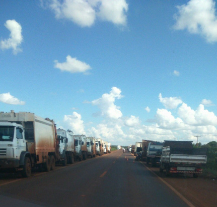 Após liberação de caminhões coleta volta ao normal
Foto Valdeir Azevedo 