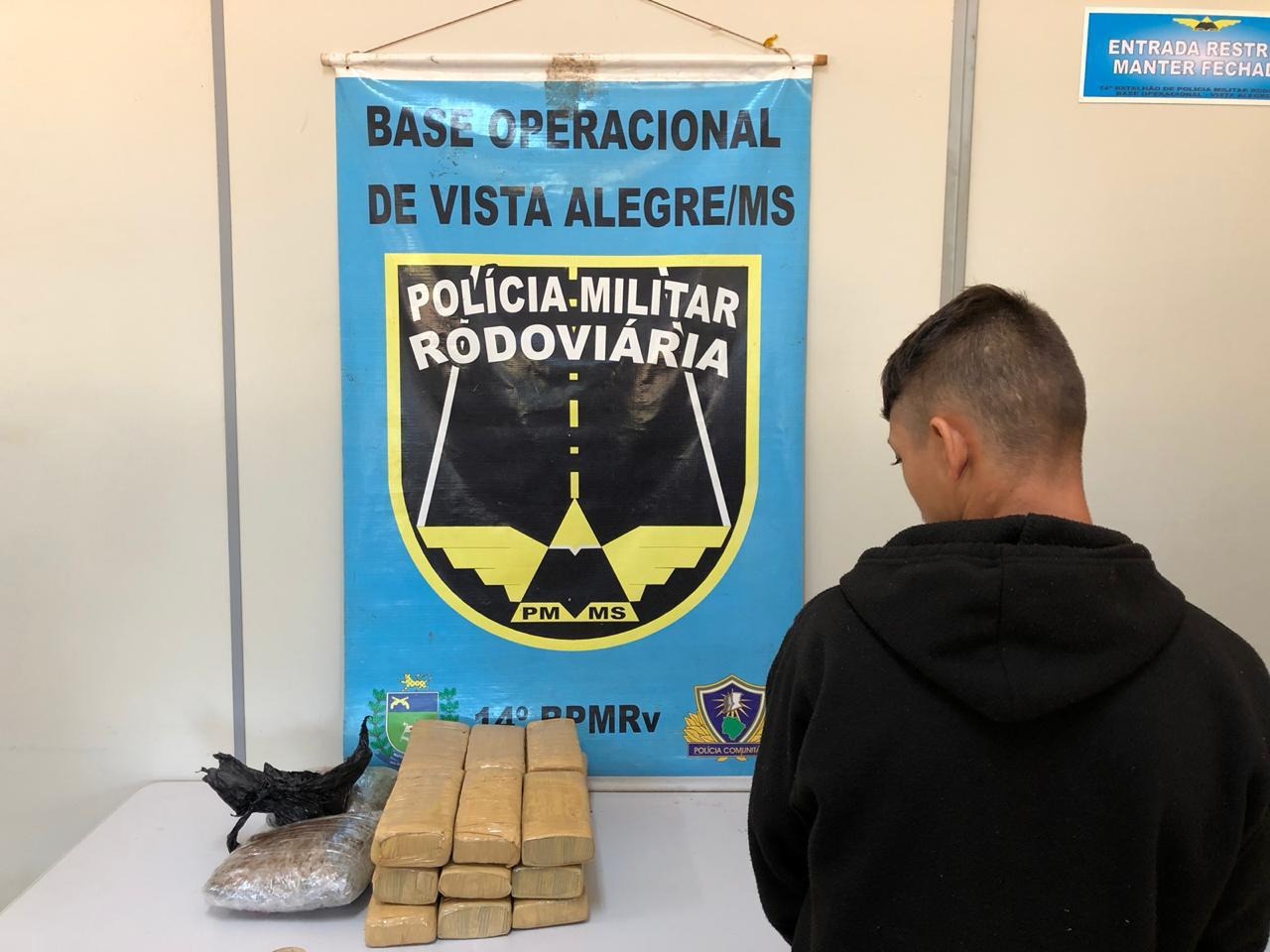 Polícia Militar Rodoviária prende mato-grossense com 10,5 kg maconha e skank na MS-164 Foto: Assessoria