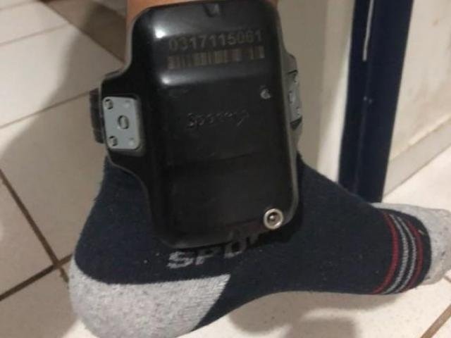 PRF prende homem com tornozeleira eletrônica transportando 460 kg de maconha Tornozeleira eletrônica usada pelo suspeito, de 27 anos. (Foto: divulgação / PRF)