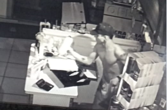 Imagens das câmeras internas que mostram o ladrão furtando o caixa. - Reprodução