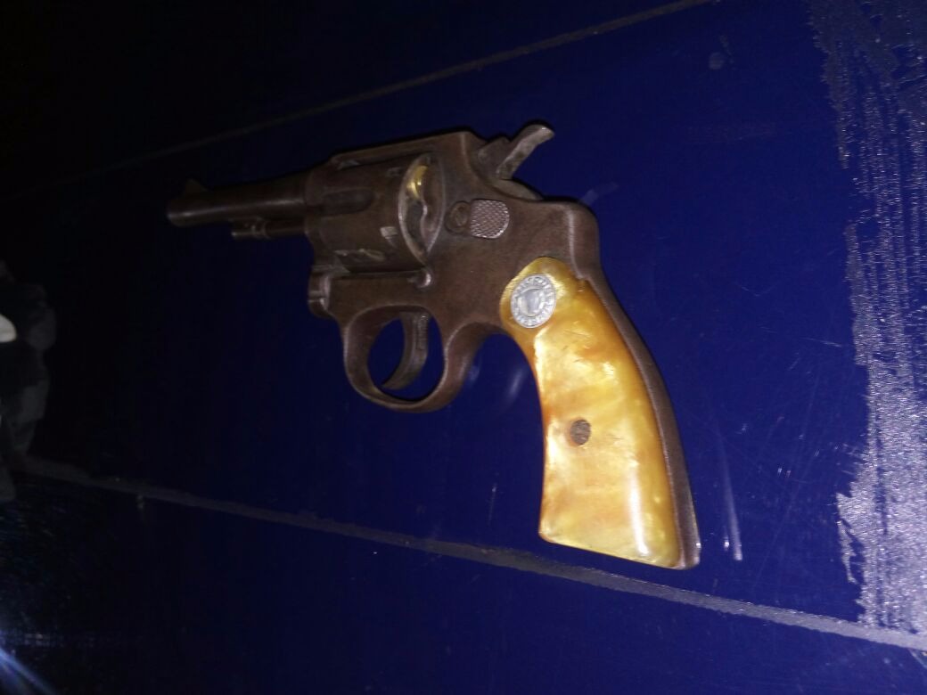 Ladrão morre em confronto com a PM após roubar caminhonete em posto de combustíveis Arma apreendida com o autor Thyerri.