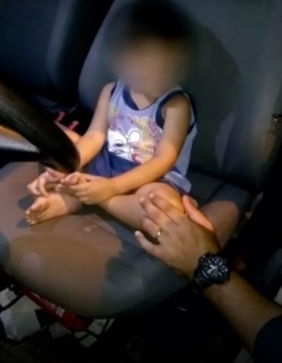 Criança de 2 anos é encontrada sozinha em área de mata em Campo Grande Menino foi colocado no carro e acalmado pelo policial.
