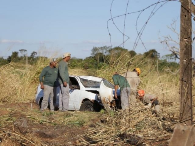 Homem desvia de buraco e capota o carro 3 vezes Foto: Campo Grande News