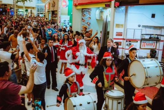 Papai Noel chegará escoltado pelos ajudantes e banda de músicos que farão desfile pelos corredores. Júnior Mohr