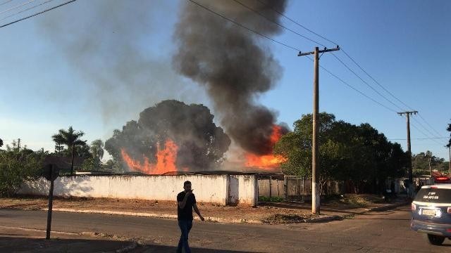 Incêndio mobiliza equipes oficiais e populares em Caarapó Local do incêndio na tarde desta sexta-feira (21), no bairro Santa Marta. Fotos: Divulgação/Terrinha