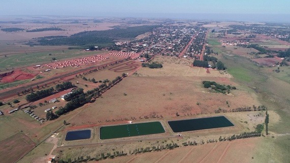 Em primeiro plano, Estação de Tratamento de Esgoto da Sanesul. Ao fundo, cidade de Paranhos-MS. ACOM/SANESUL

