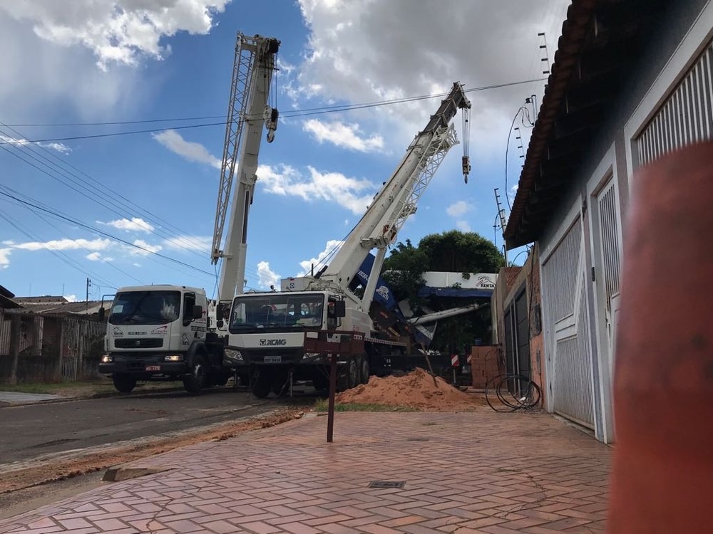 Dois guindastes foram utilizados para retirar o que caiu com piscina sobre residência em Campo Grande (MS) (Foto: Gustavo Arakaki)