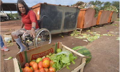 Há 30 anos, Maria Pereira frequenta a Ceasa em busca de alimentos - Foto: Álvaro Rezende / Correio do Estado